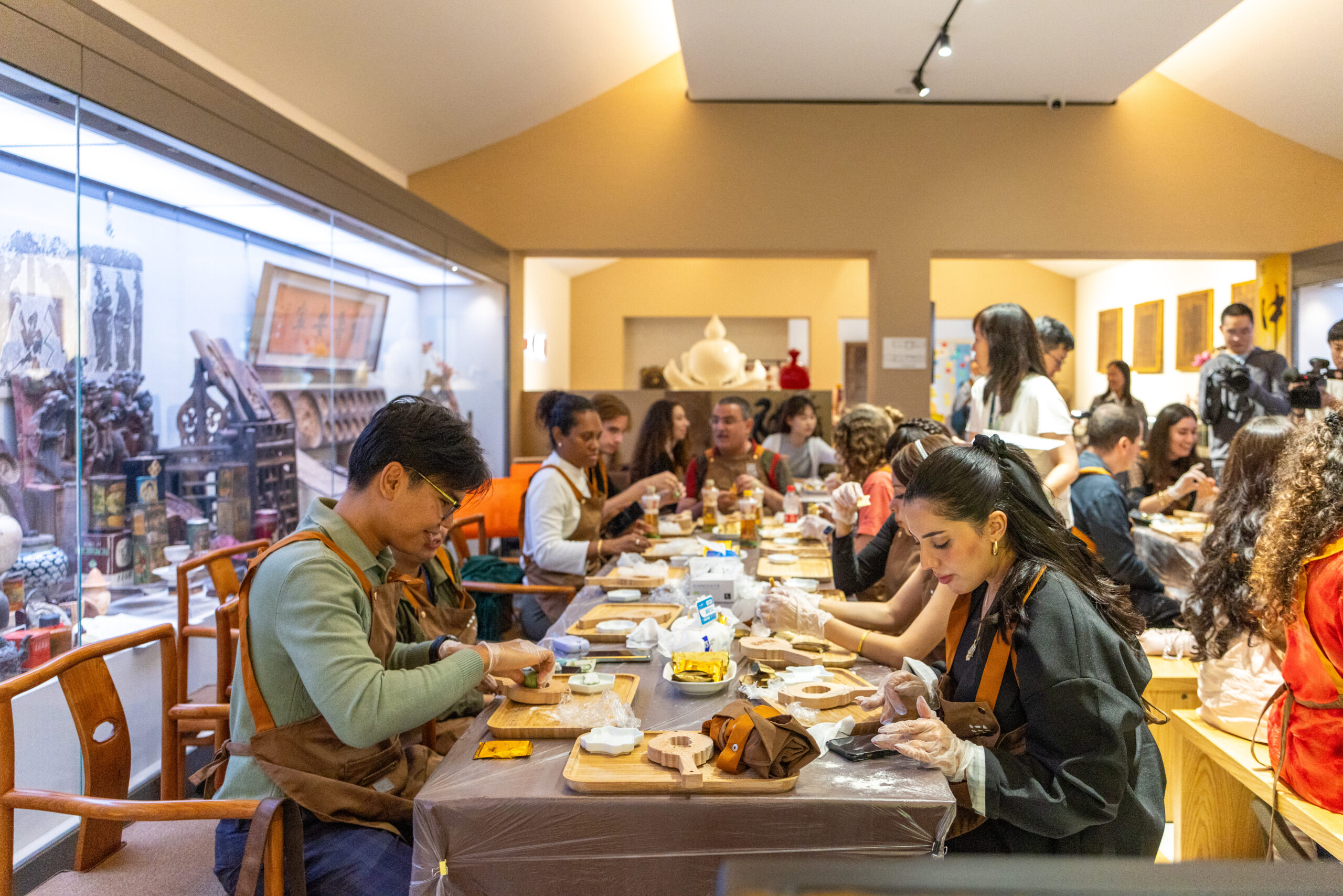 Le 29 septembre, plus de 30 personnes d'une vingtaine de pays se réunissent pour faire des gâteaux de lune, une délicatesse emblématique pour le prochain festival de la mi-automne le 6 octobre 2025. / Photo fournie à CGTN