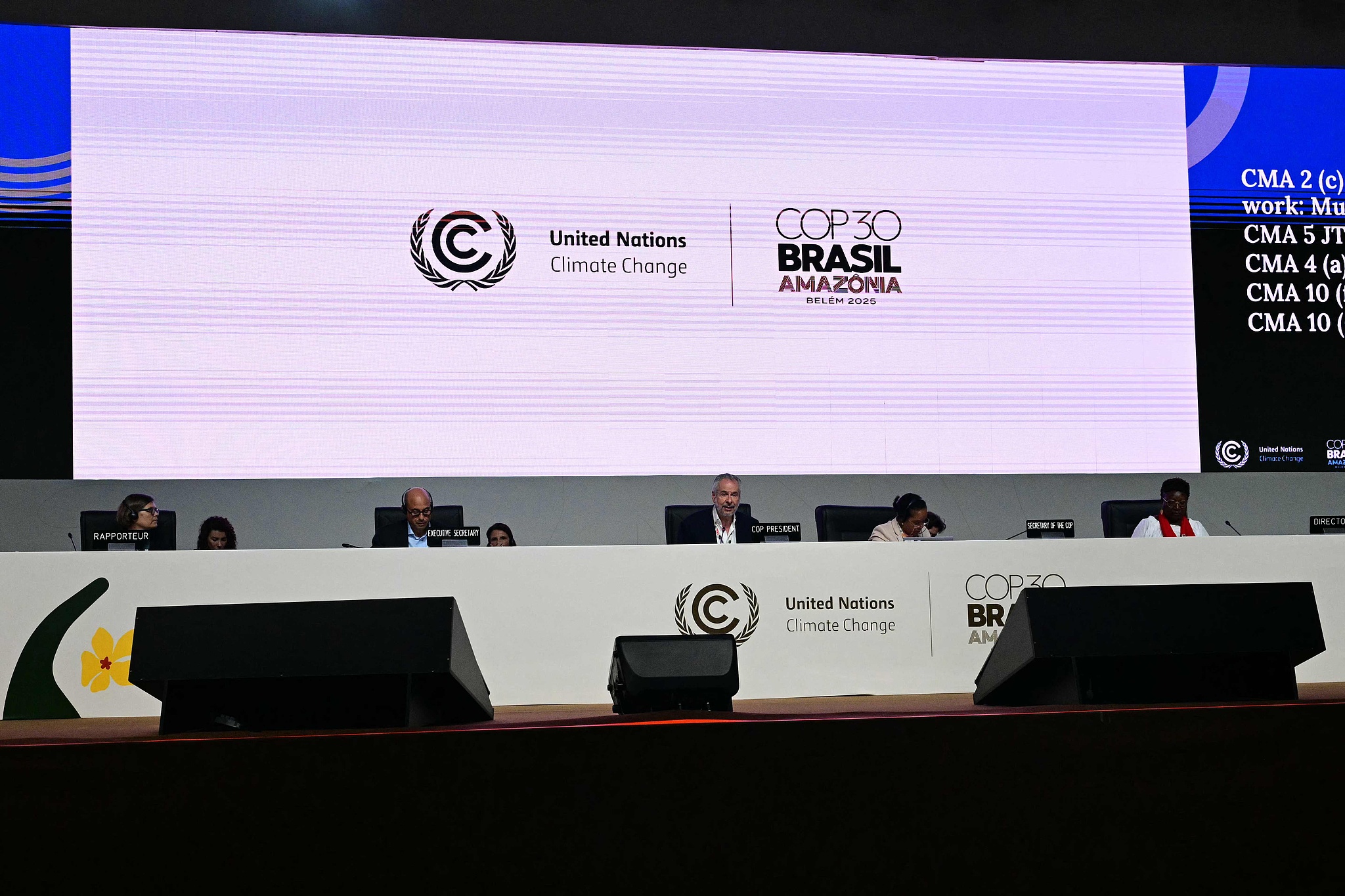 Le président de la COP30, Andre Correa do Lago (au centre), s'exprime lors de la séance plénière de la Conférence des Nations Unies sur les changements climatiques COP30 à Belem, dans l'État de Para, au Brésil, le 22 novembre 2025. /VCG