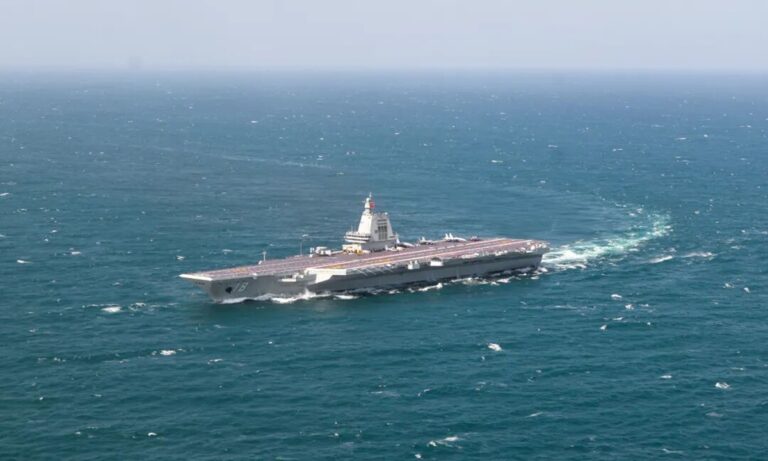 Le ministère de la Défense confirme que le porte-avions Fujian transite vers le nord par le détroit de Taiwan et affirme que les essais en mer se déroulent sans problème