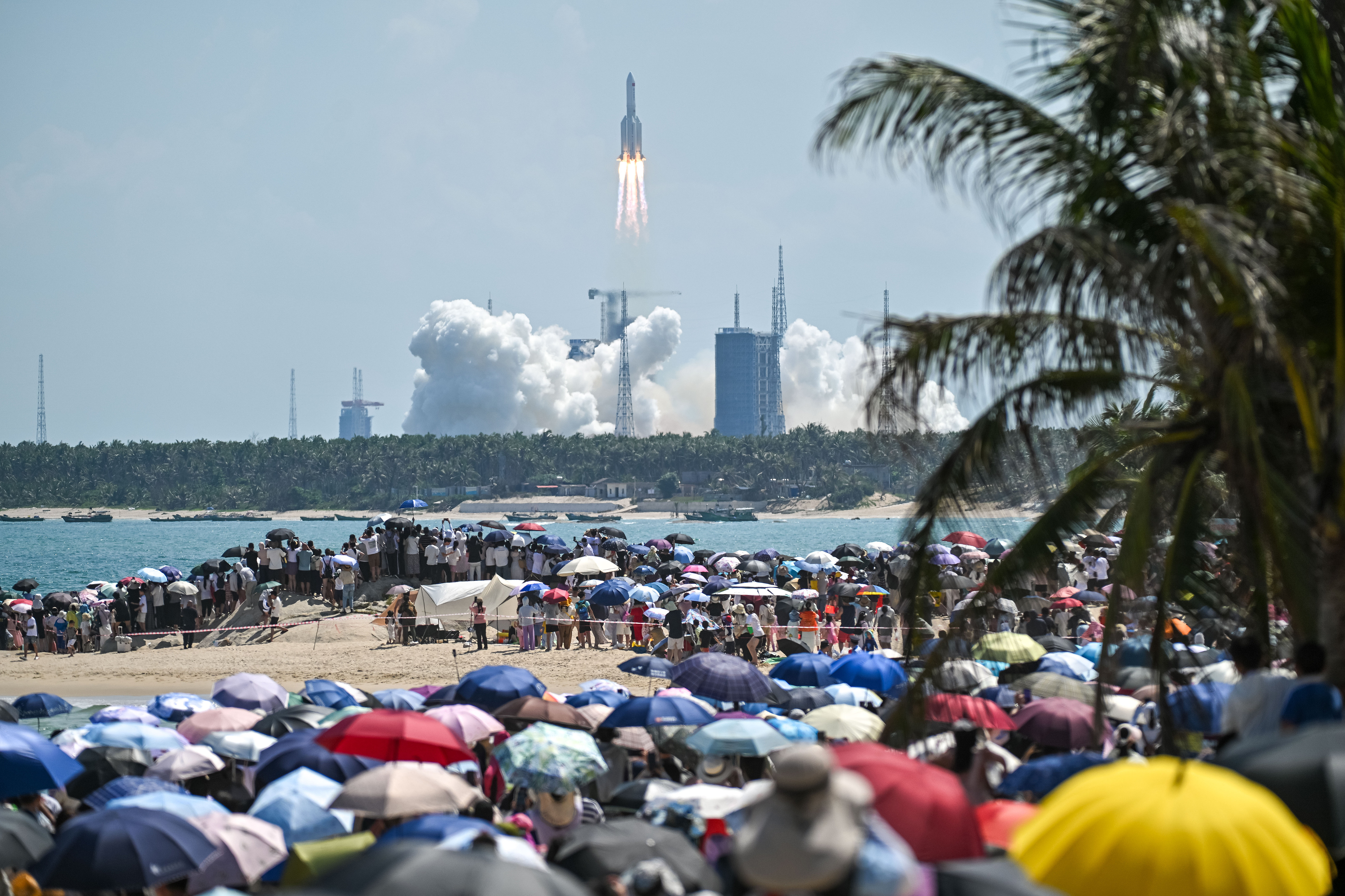 Un nouveau groupe de satellites en orbite terrestre basse est lancé à bord d'une fusée porteuse Longue Marche-5B depuis le site de lancement du vaisseau spatial de Wenchang, dans la province de Hainan (sud de la Chine), le 13 août 2025. /VCG