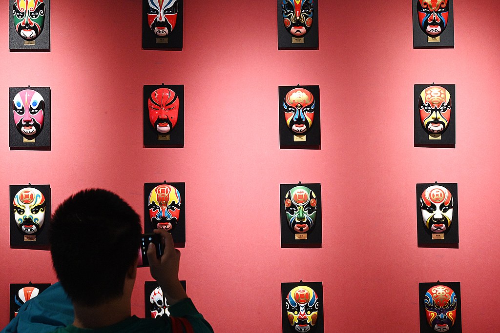 La gamme de couleurs et les motifs complexes utilisés dans les masques d'opéra et le maquillage sont des éléments clés pour représenter les émotions, les caractéristiques et les qualités d'un personnage. /VCG