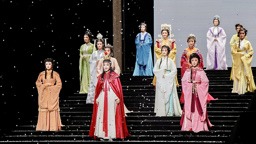 Les éléments dramatiques, comme les coiffes et les manches d'eau, apportent du mouvement et du style aux performances scéniques. /VCG