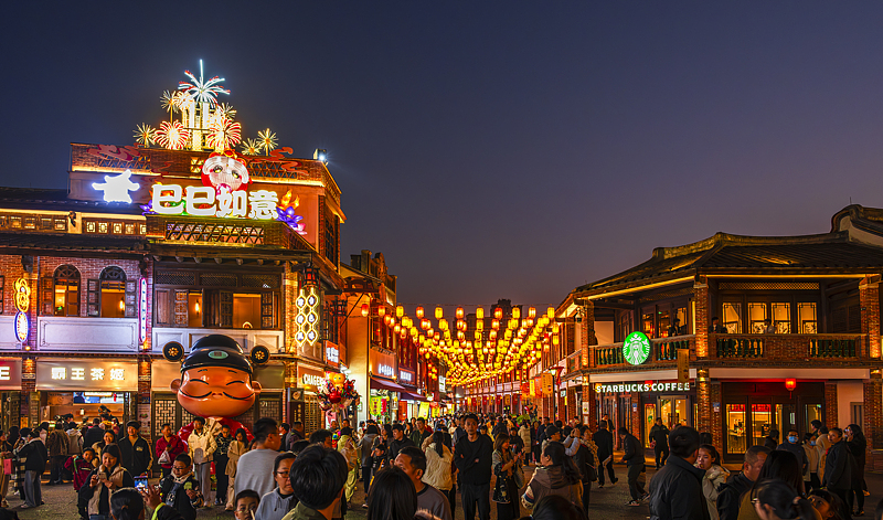 L'ambiance de la Fête du Printemps dans l'ancienne ville de Zhangzhou, dans la province du Fujian (sud-est de la Chine), le 4 février 2025. /VCG