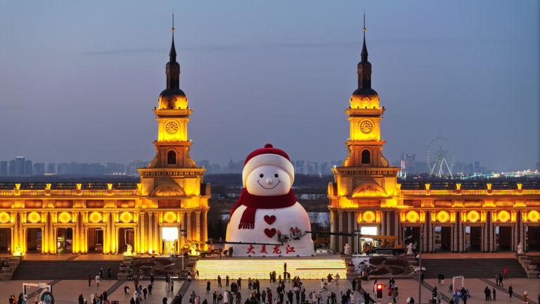 Harbin dévoile un bonhomme de neige géant emblématique à l'approche de la haute saison touristique