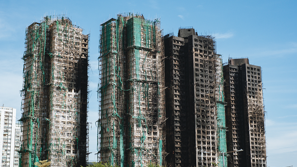 L'extérieur du bâtiment résidentiel Wang Fuk Court après l'incendie, région de Tai Po, région administrative spéciale de Hong Kong, le 28 novembre 2025. /VCG
