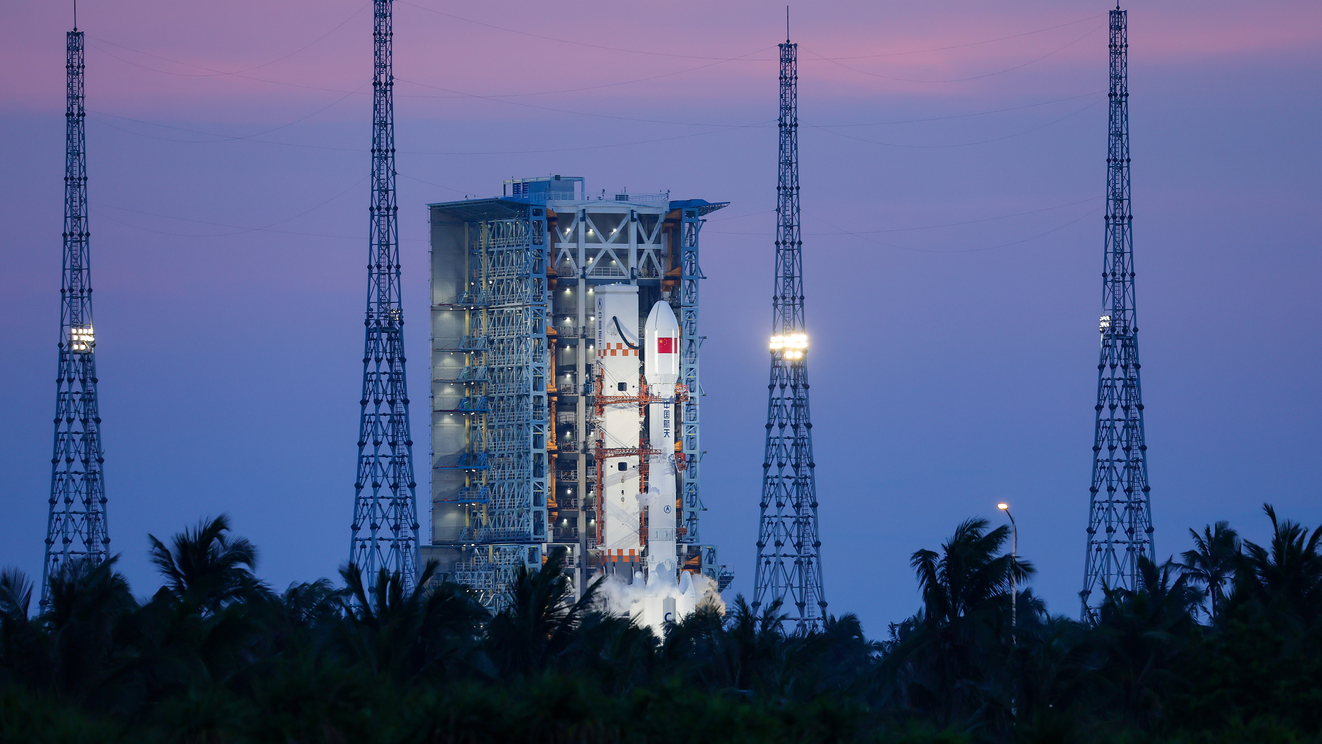 Un nouveau satellite de communication est lancé à bord d'une fusée porteuse Longue Marche-7A depuis le site de lancement de vaisseau spatial de Wenchang, dans la province de Hainan, dans le sud de la Chine, le 20 mai 2025. /VCG