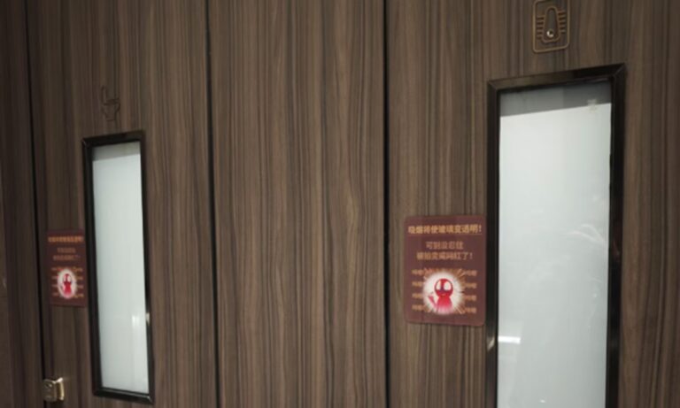 Un centre commercial de Shenzhen installe des toilettes intelligentes en verre qui deviennent transparentes lorsqu'une personne fume est détectée