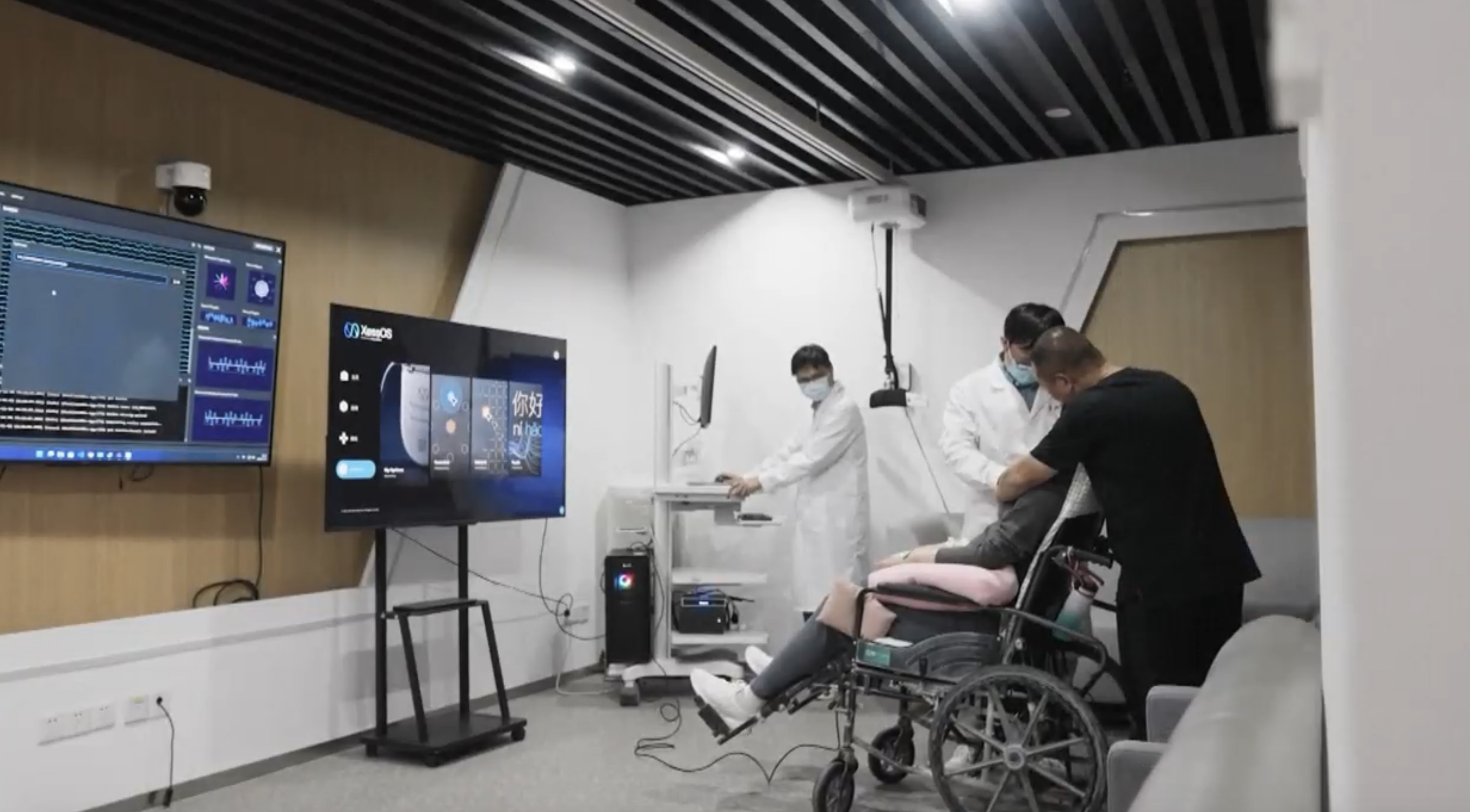 Les médecins ajustent le dispositif BCI pour un patient présentant une lésion médullaire importante. /CMG