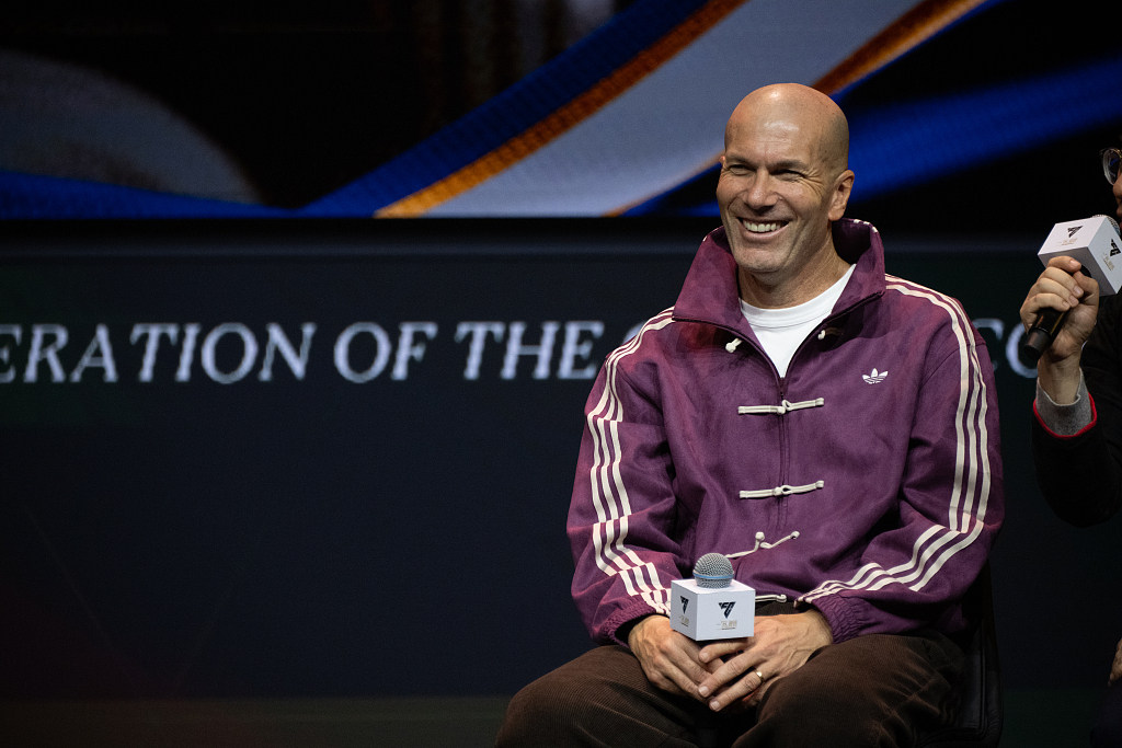 La superstar du football français Zinedine Zidane assiste à un événement à Shanghai portant un haut à fermeture grenouille de style chinois traditionnel le 29 novembre 2025. /VCG