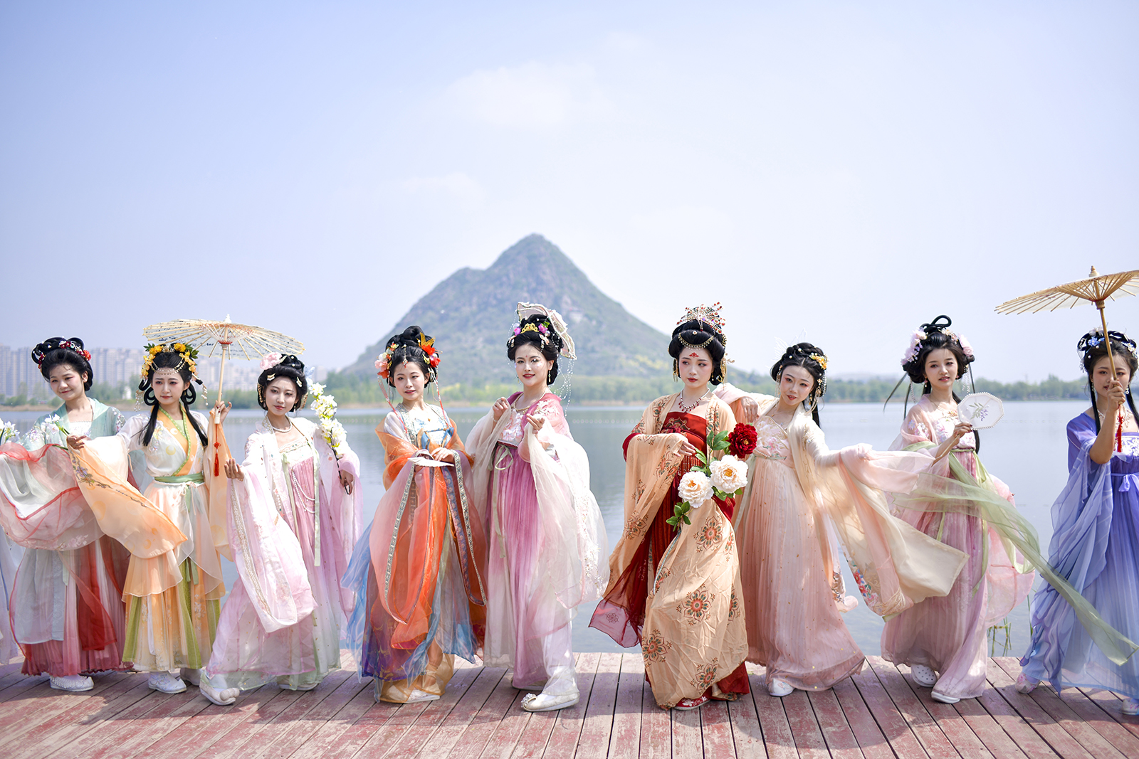 Des jeunes femmes participent à un défilé de hanfu à Jinan, province du Shandong, le 13 avril 2024. /IC