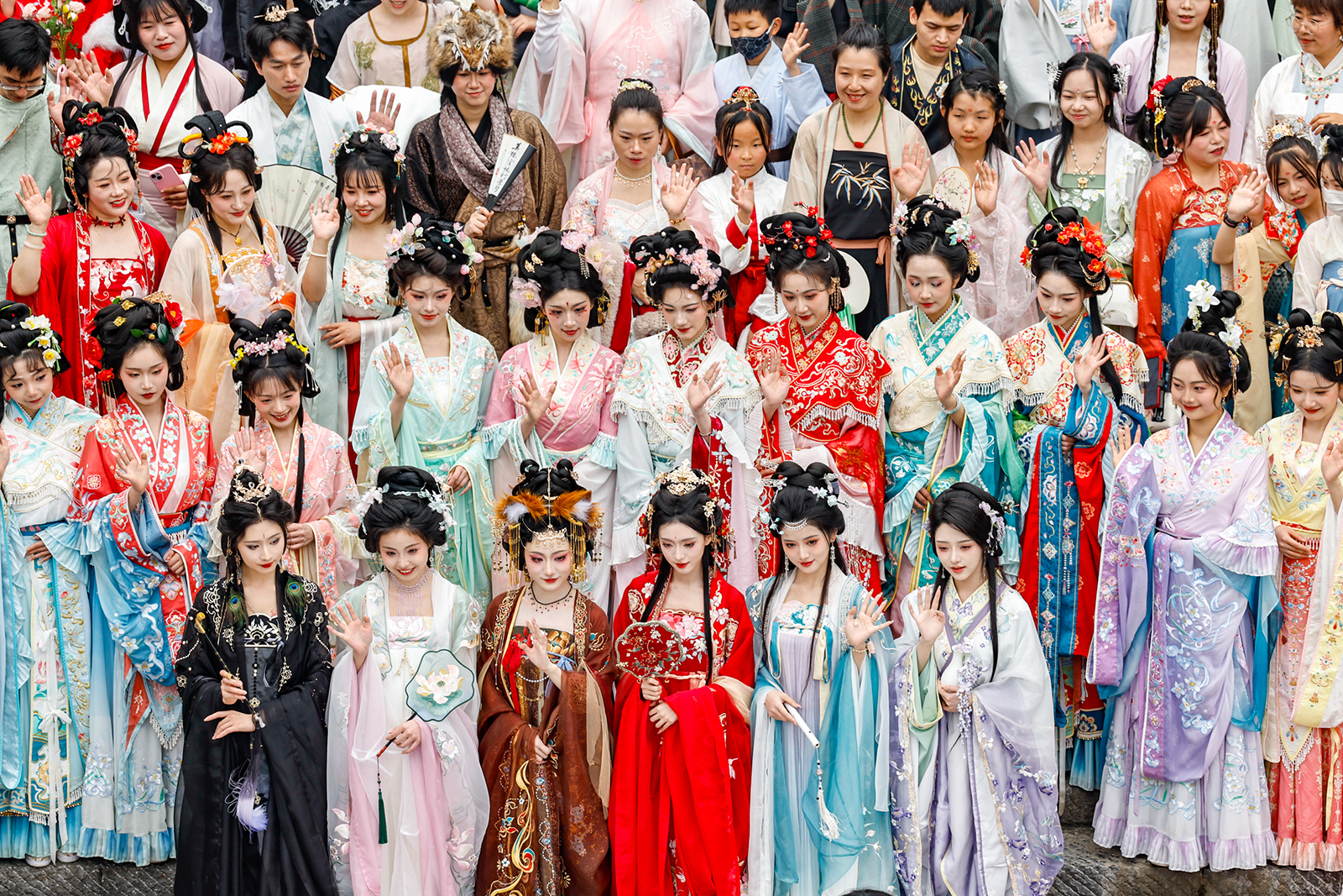 Des amateurs de Hanfu posent pour des photos au Wuhan Garden Expo Park, province du Hubei, le 16 mars 2024. /IC