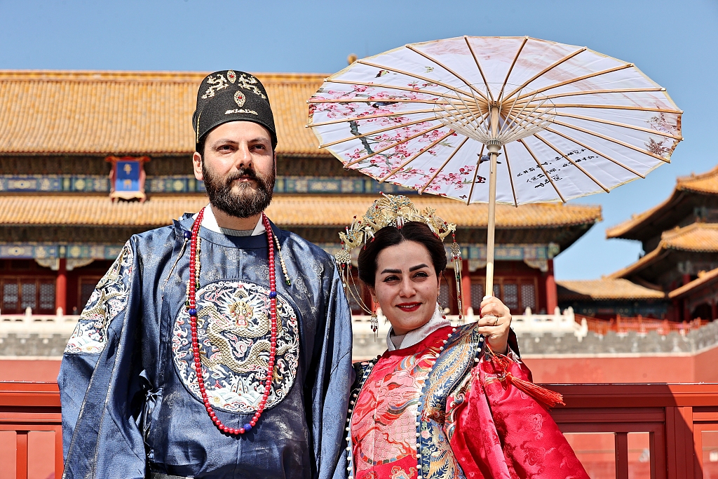 Des visiteurs internationaux portant une tenue hanfu posent pour des photos au Musée du Palais à Pékin le 22 mars 2024. /VCG