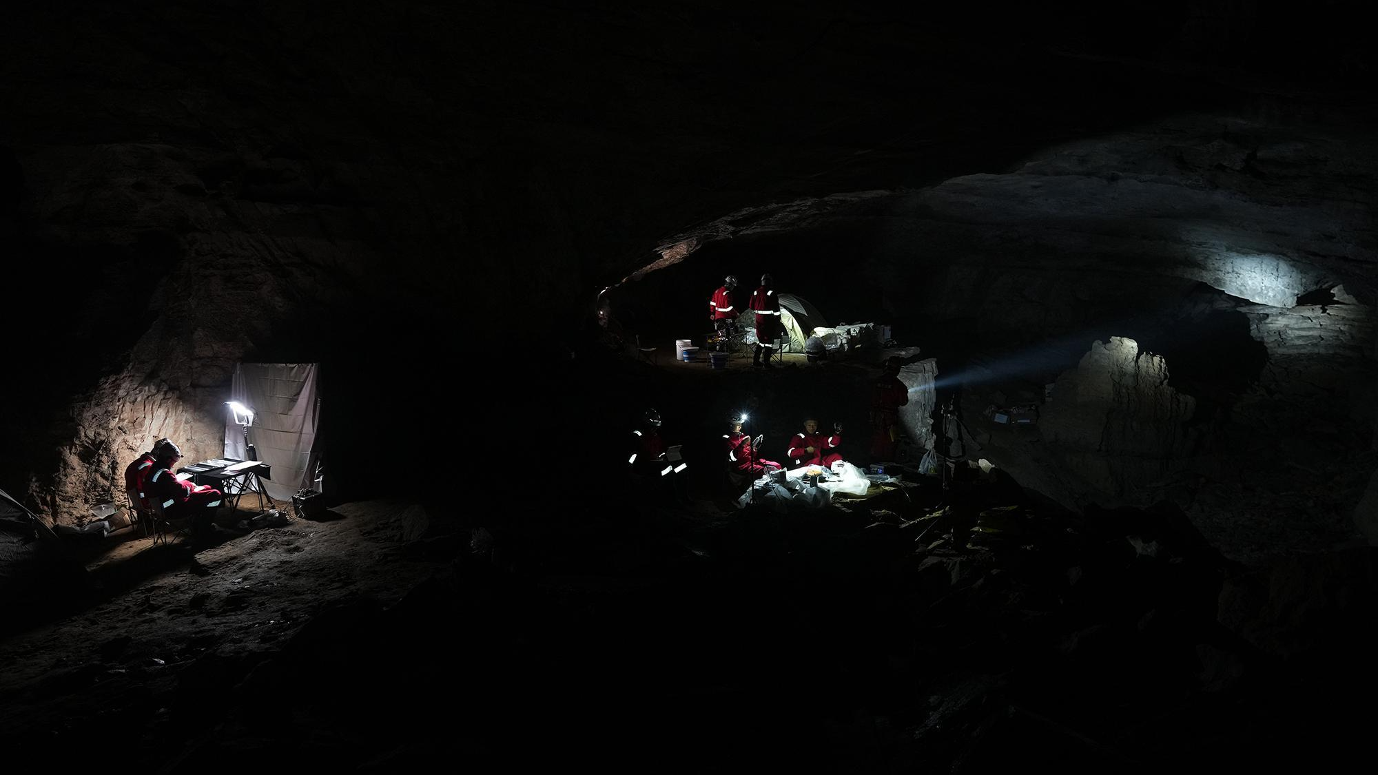 Des astronautes s'entraînent à Wulong, dans la municipalité de Chongqing, dans le sud-ouest de la Chine. /CMG