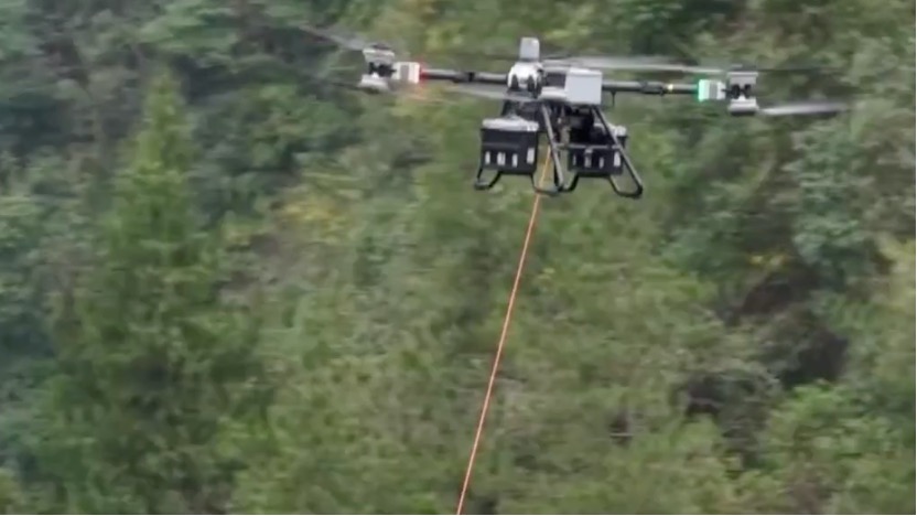 Les fournitures sont livrées à la base souterraine par levage par drone à Wulong, dans la municipalité de Chongqing, dans le sud-ouest de la Chine. /CMG