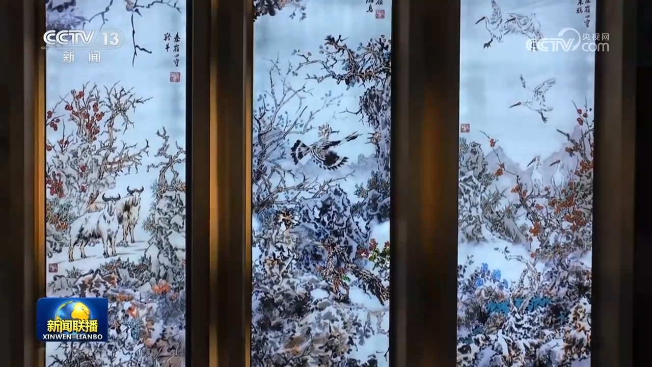 Peintures chinoises de takins (L), de huppes communes (C) et d'ibis huppés exposées dans le hall principal de la station chinoise Qinling en Antarctique. /CMG