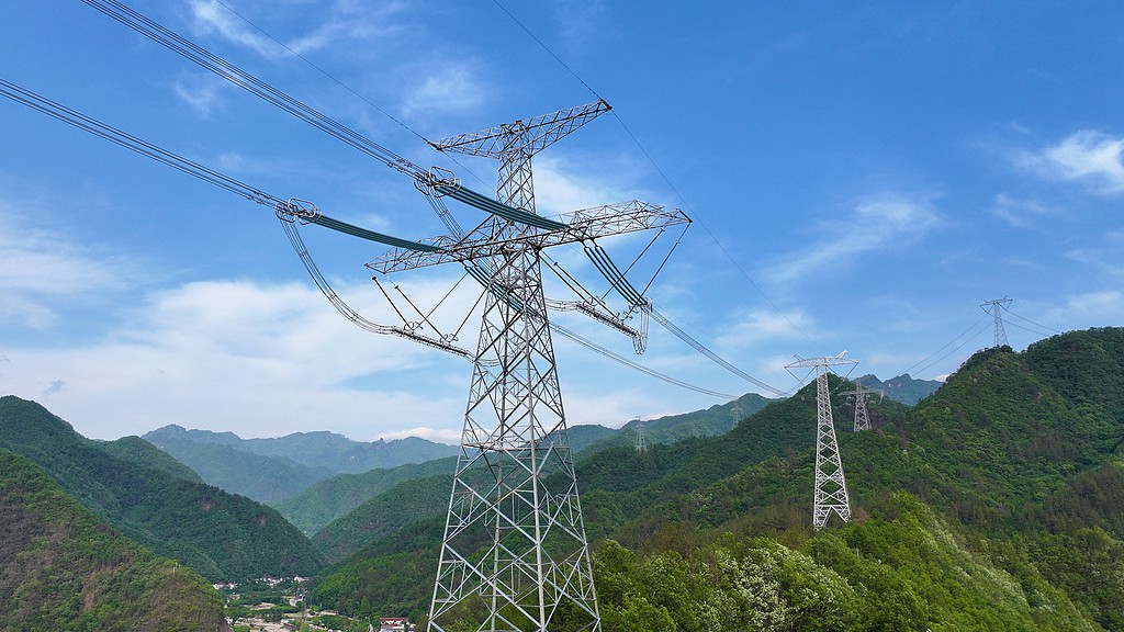 La ligne de transmission à courant continu ±800 UHV en construction traverse les monts Qinling à Hanzhong, dans la province du Shaanxi (nord-ouest de la Chine), le 13 mai 2025. /VCG