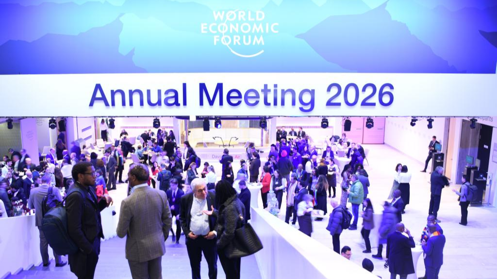 Des personnes assistent à la réception de bienvenue lors de la réunion annuelle 2026 du Forum économique mondial (WEF) à Davos, en Suisse, le 19 janvier 2026. /Xinhua