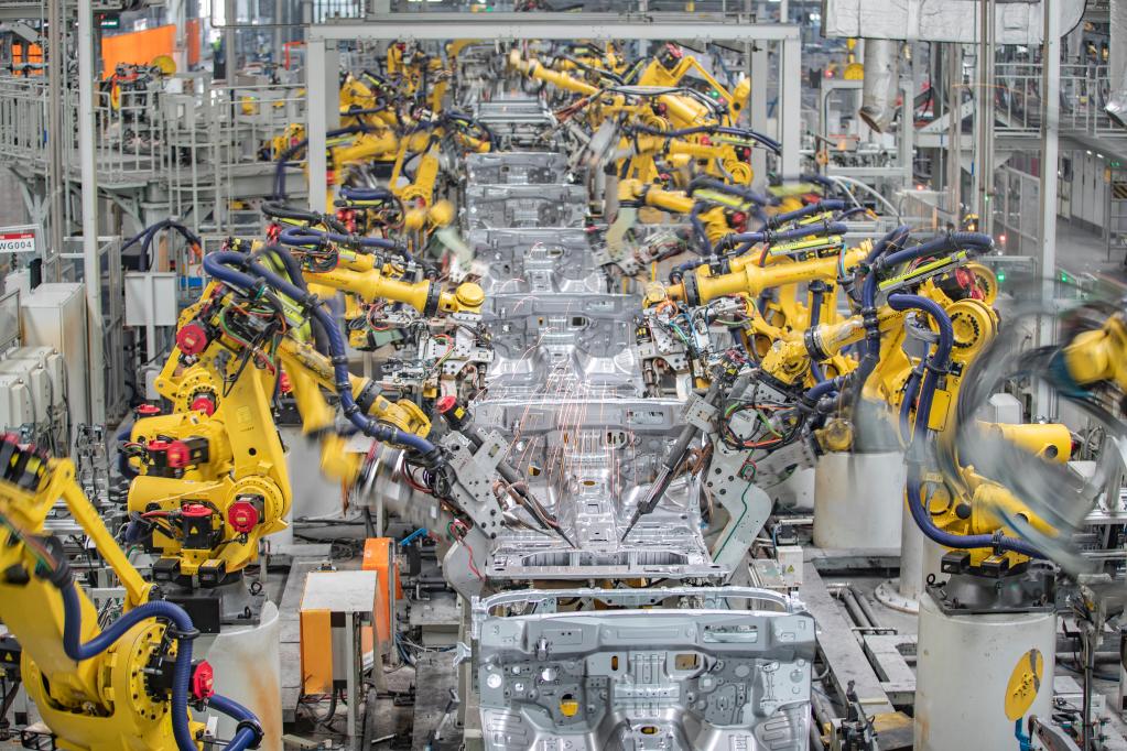 Des robots de soudage intelligents effectuent des opérations de soudage dans un atelier de Great Wall Motors à Chongqing, en Chine, le 18 mars 2023. /Xinhua