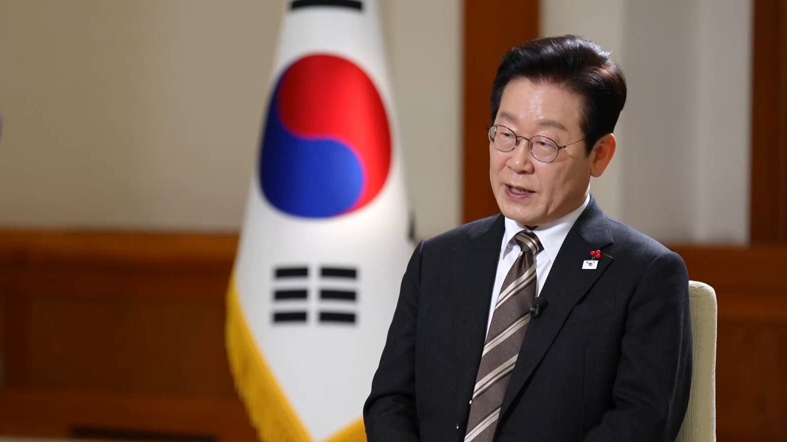 Le président de la République de Corée (ROK) Lee Jae Myung a été interviewé par China Media Group (CMG) à Cheong Wa Dae, Séoul, ROK. /CMG