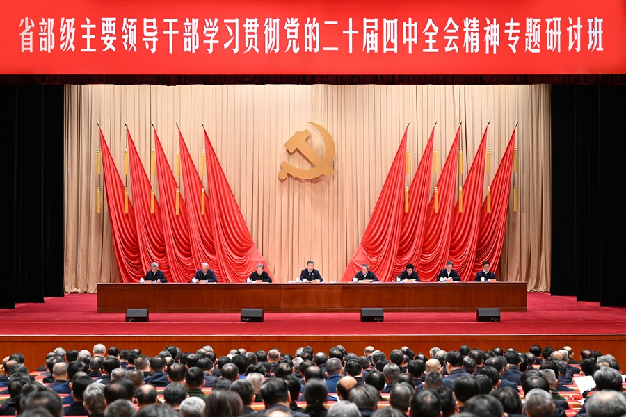 Le président chinois Xi Jinping, également secrétaire général du Comité central du Parti communiste chinois (PCC) et président de la Commission militaire centrale, s'adresse à l'ouverture d'une session d'étude à l'École du Parti du Comité central du PCC (Académie nationale de gouvernance) pour les principaux responsables aux niveaux provincial et ministériel, le 20 janvier 2026. /Xinhua