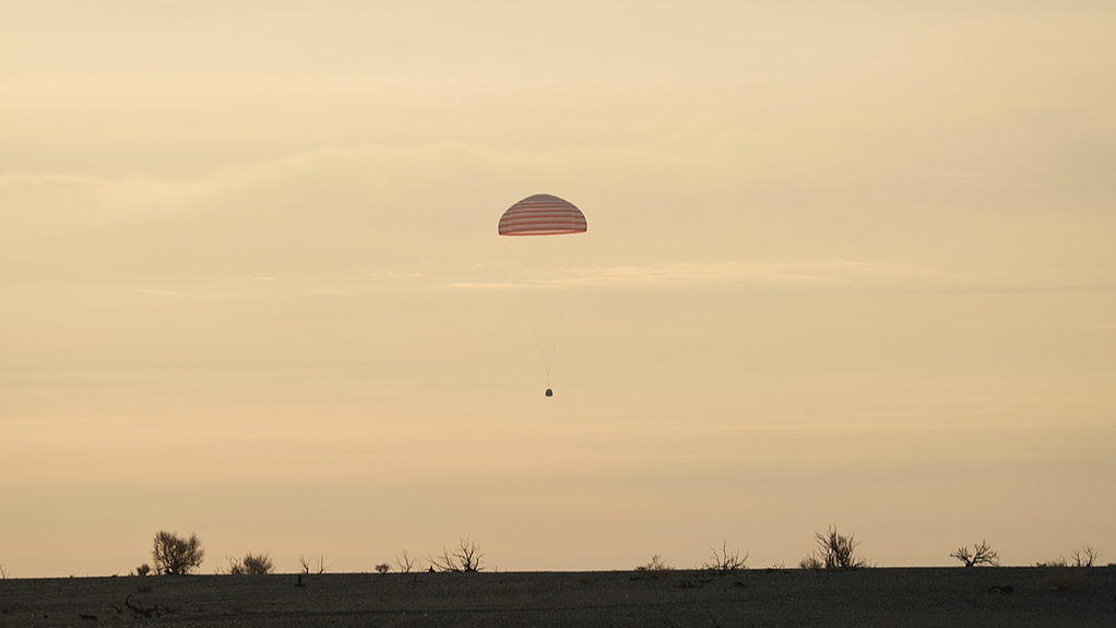 La capsule de retour du vaisseau spatial Shenzhou-20 sur le site d'atterrissage de Dongfeng, dans la région autonome de Mongolie intérieure, dans le nord de la Chine, le 19 janvier 2026. /VCG