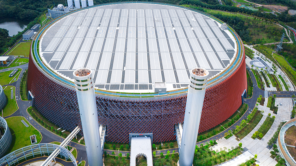 Longgang Energy Eco-Park est l'une des plus grandes installations d'incinération de déchets municipaux sur un seul site de Chine, avec une capacité de traitement quotidienne de 5 100 tonnes, à Shenzhen, province du Guangdong. /VCG