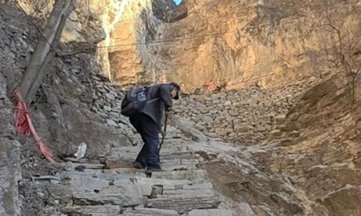 Zhao constructs mountain trails. Photo: Screenshot from media reports