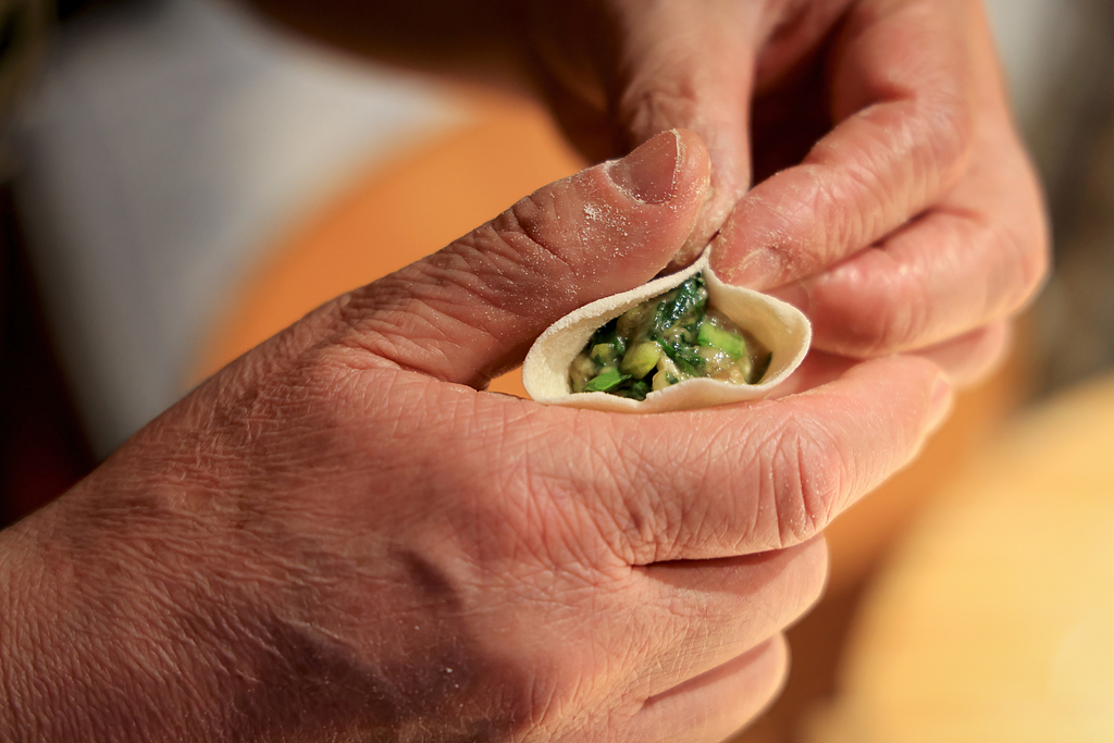 Les familles préparent ensemble des raviolis lors du réveillon du Nouvel An, symbole de richesse et de prospérité. /VCG