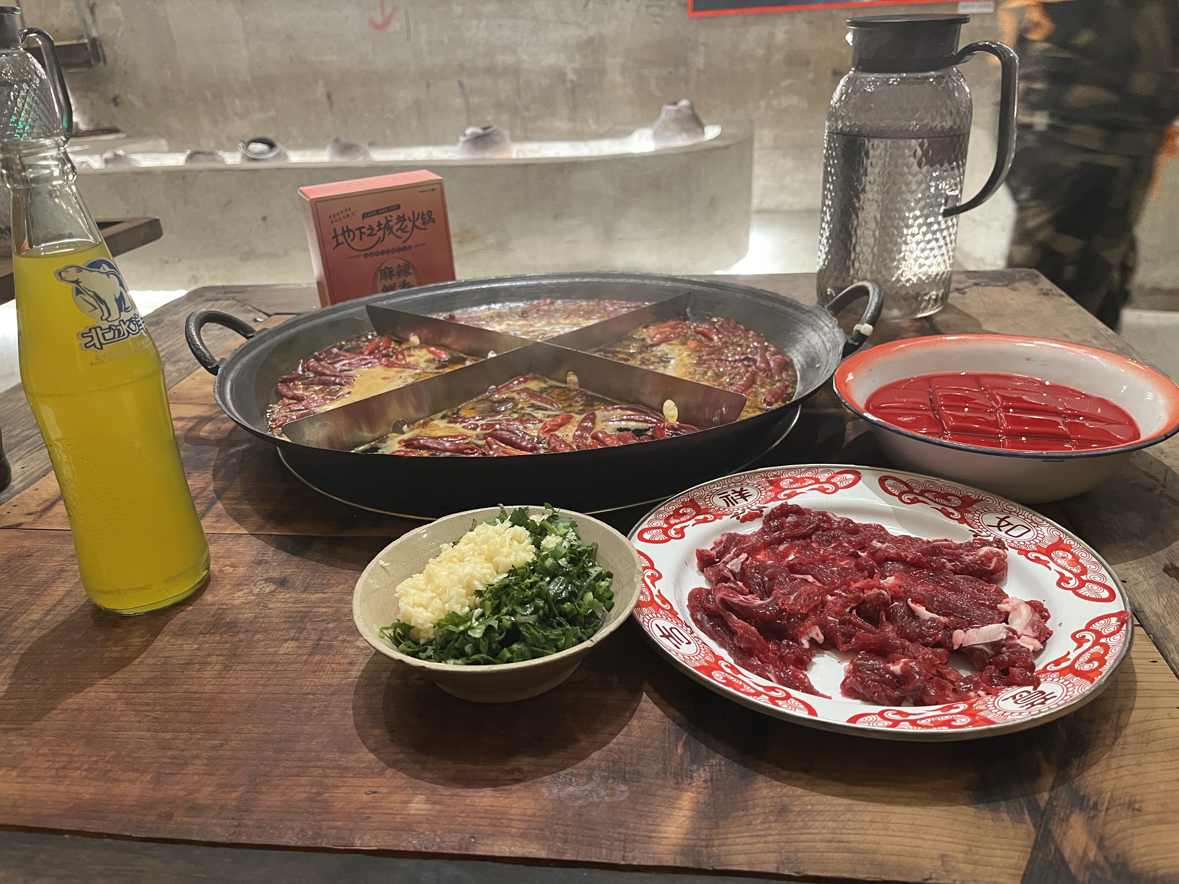 La fondue Mala est servie dans une grotte de Chongqing, dans le sud-ouest de la Chine. /CGTN