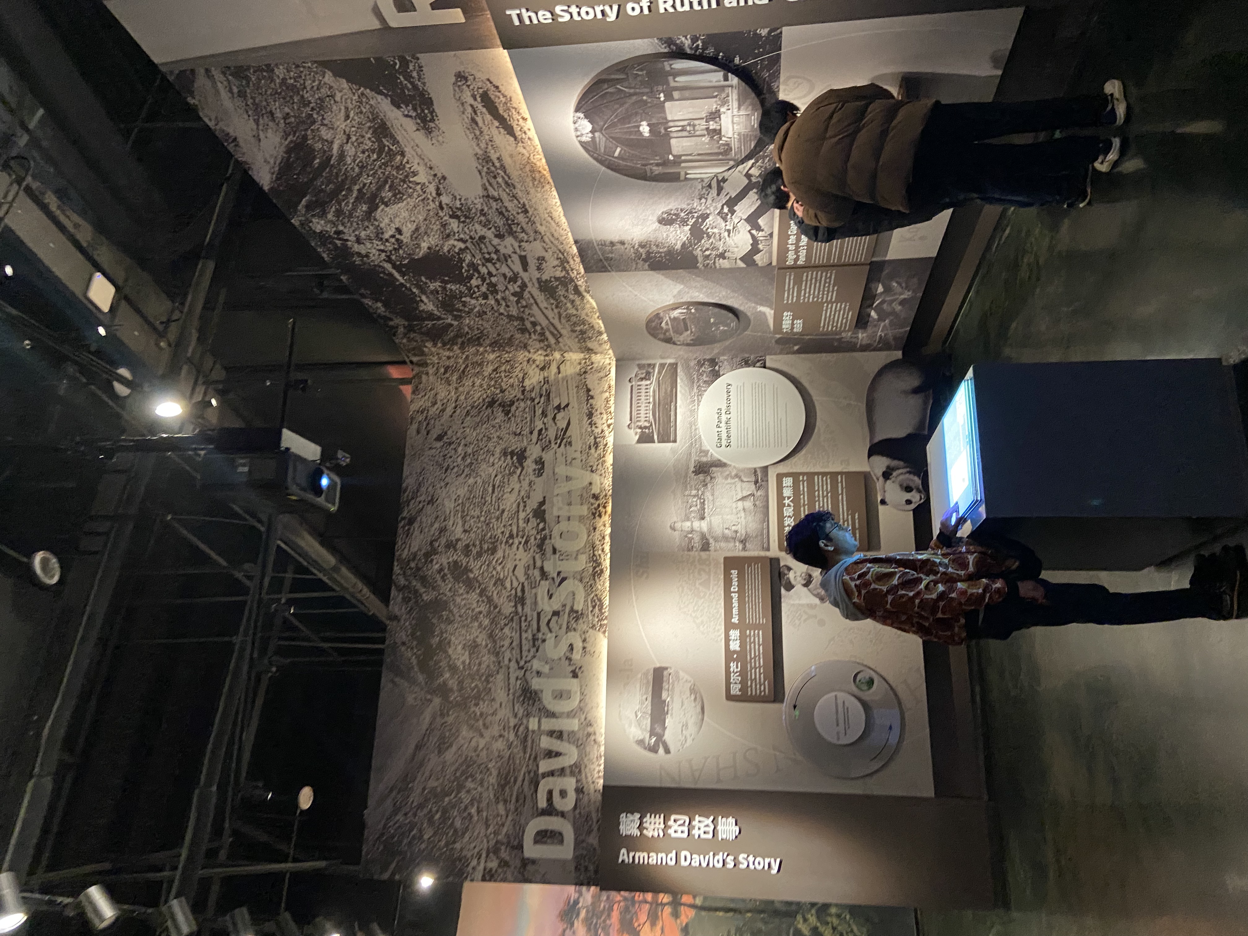 Wendyl Martin regarde une exposition interactive au musée de la base de recherche sur l'élevage du panda géant de Chengdu, dans la province du Sichuan. /CGTN