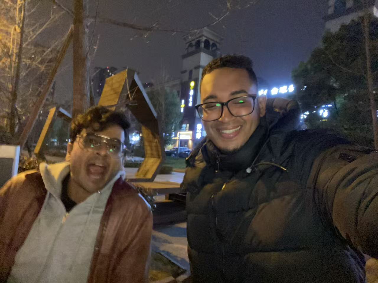 Les cousins ​​Wendyl Martin et Dale Balliah sont vus sur un selfie pris dans une rue de Chengdu, dans la province du Sichuan. /CGTN