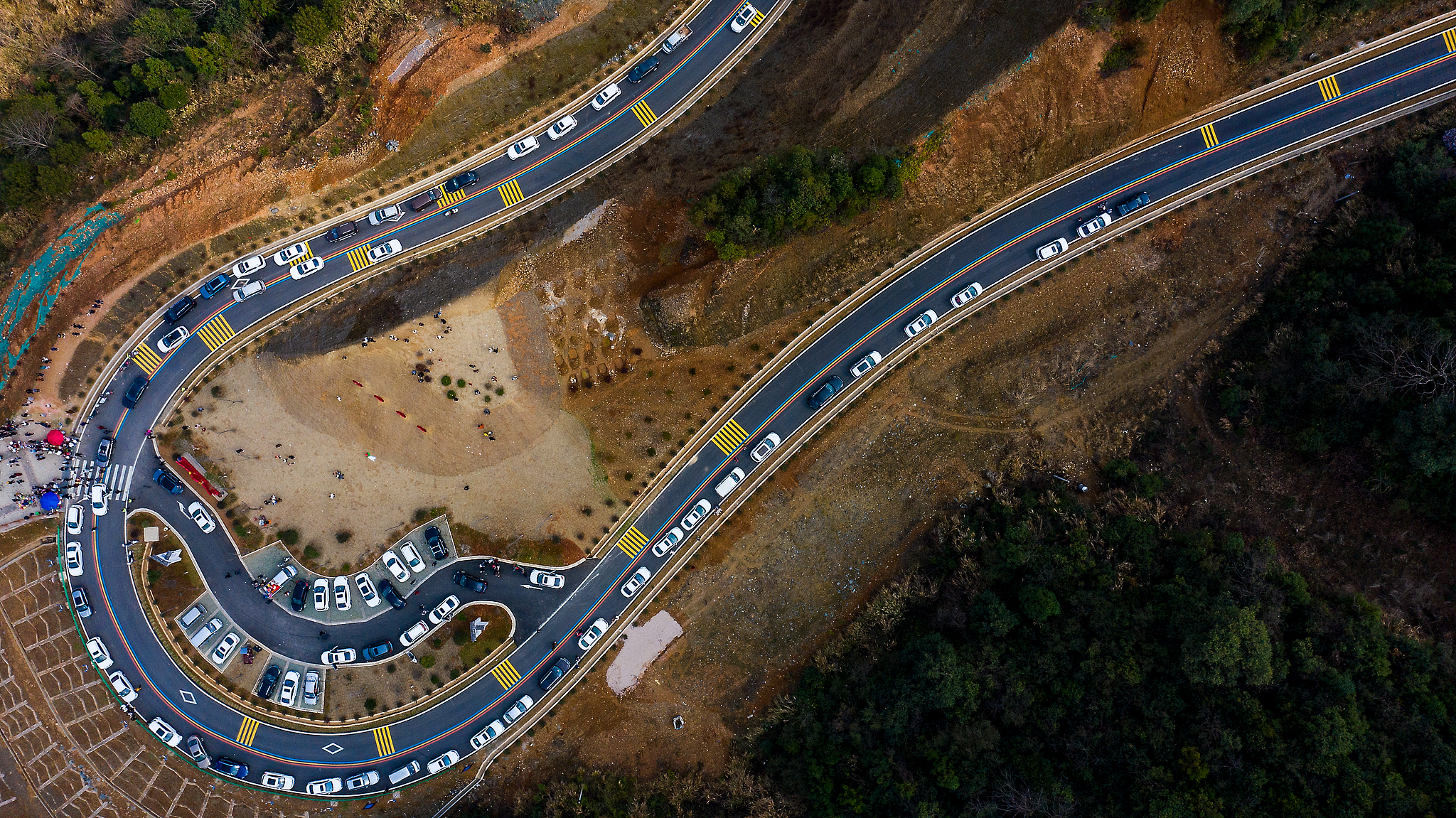 Une vue aérienne de véhicules autonomes sur 
