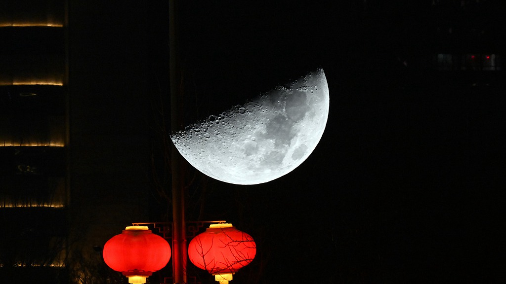 La lune est haute dans le ciel, complétant les paysages urbains de la ville de Shenyang, dans la province du Liaoning (nord-est de la Chine), le 24 février 2026. /VCG