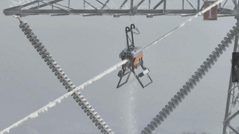 Un robot de dégivrage travaille sur un câble, province de l'Anhui (est de la Chine). /CMG
