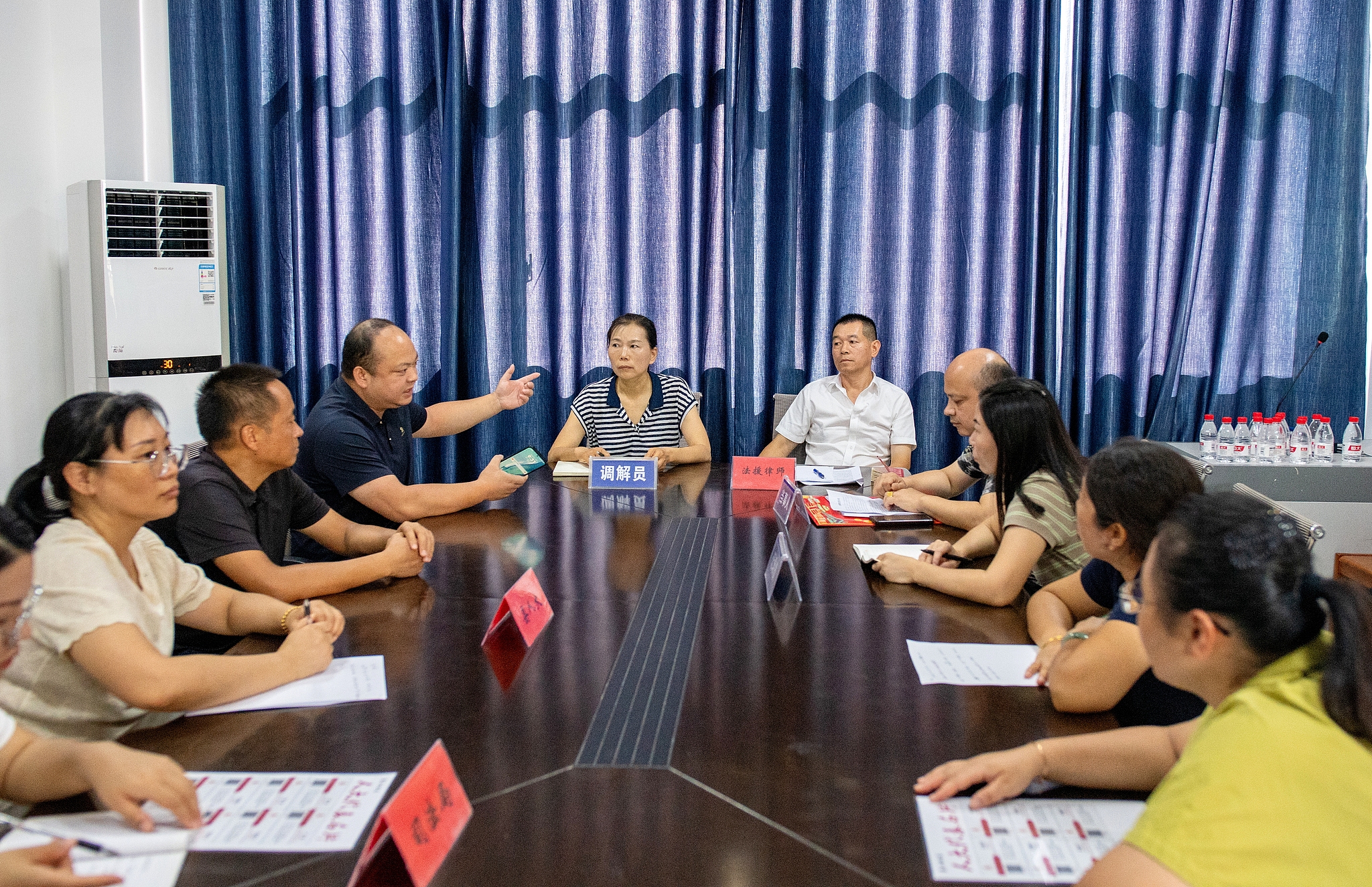 Les députés de l'Assemblée populaire au niveau du comté arbitrent les différends entre les habitants du comté de Jinxi, dans la province du Jiangxi (est de la Chine), le 27 août 2025. /VCG