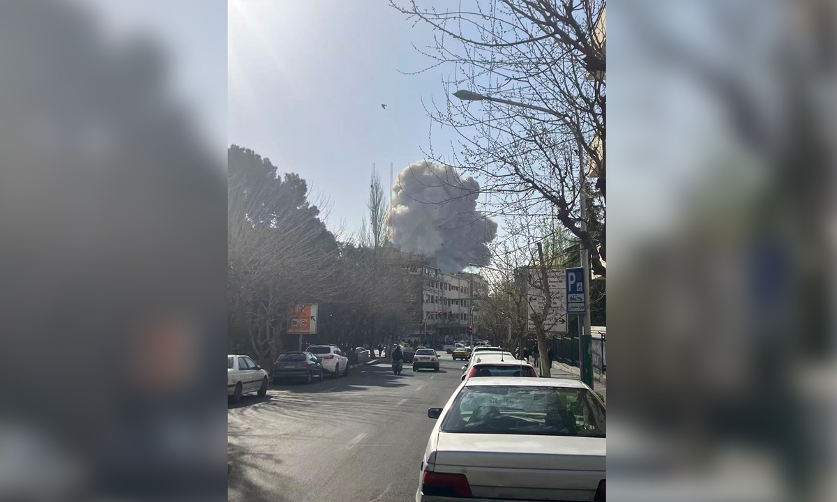 « À cinq minutes de route, les communications sont temporairement coupées » : des étudiants chinois témoins des explosions à Téhéran déclarent à GT