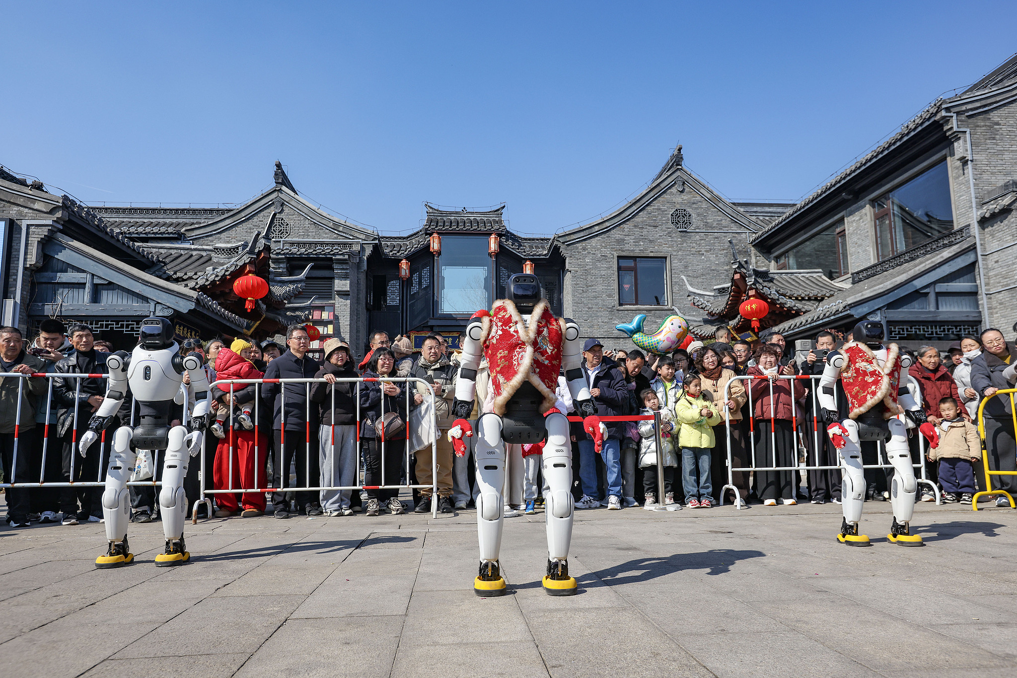 Des robots humanoïdes pratiquent des arts martiaux et dansent dans la vieille ville de Hexia, à Huai'an, dans la province du Jiangsu (est de la Chine), le 18 février 2026. /CFP