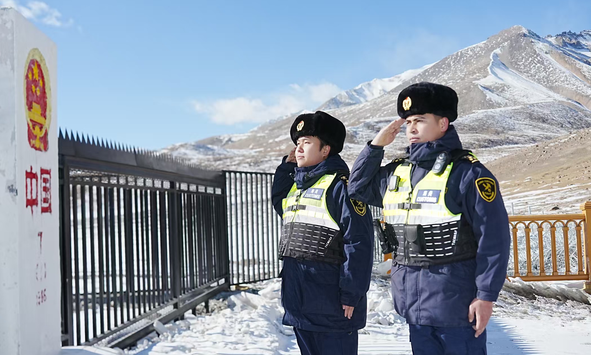 Customs officers of Khunjerab Customs are on duty at the Khunjerab Pass in Northwest China