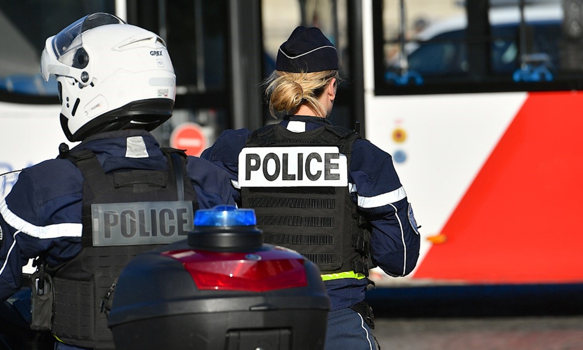 Two police officers in Paris Photo: VCG
