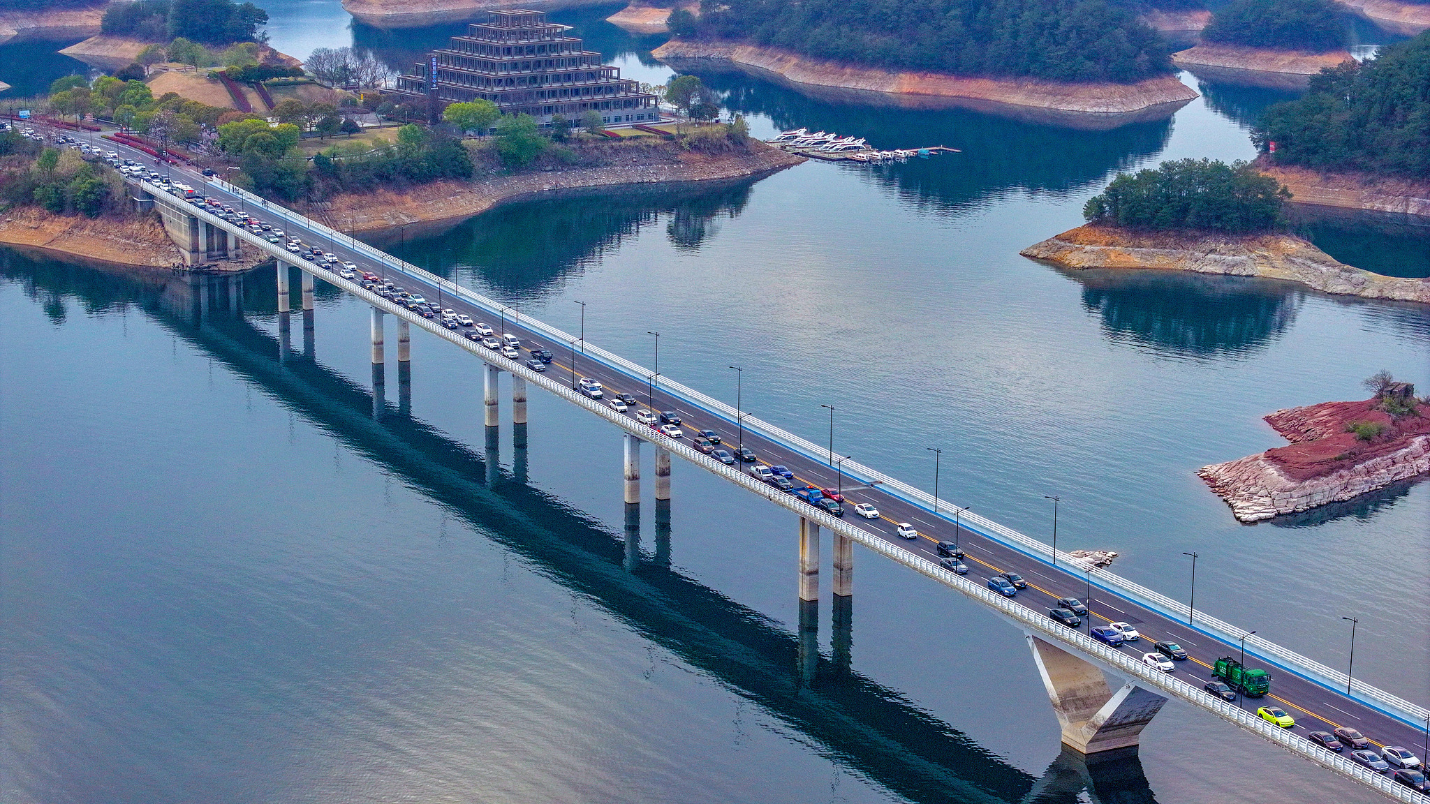 Une vue aérienne de véhicules traversant le pont du lac Qiandao à Hangzhou, dans la province du Zhejiang (est de la Chine). /CFP
