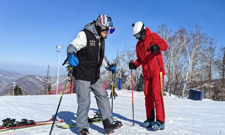 Le Nouvel An en première ligne : les agriculteurs transforment « la neige en or » dans une station de ski
