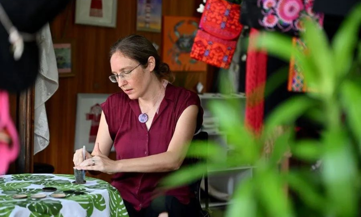 American designer Xie Min (Nicki Johnson) makes a handicraft in her Li brocade shop in Haikou, South China’s Hainan Province. Photo: Xinhua