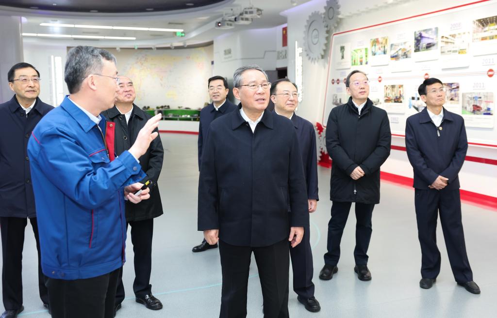 Le Premier ministre chinois Li Qiang, également membre du Comité permanent du Bureau politique du Comité central du Parti communiste chinois (PCC), visite Jier Machine-Tool Group Co., Ltd., dans la province chinoise du Shandong (est), le 2 février 2026. /Xinhua