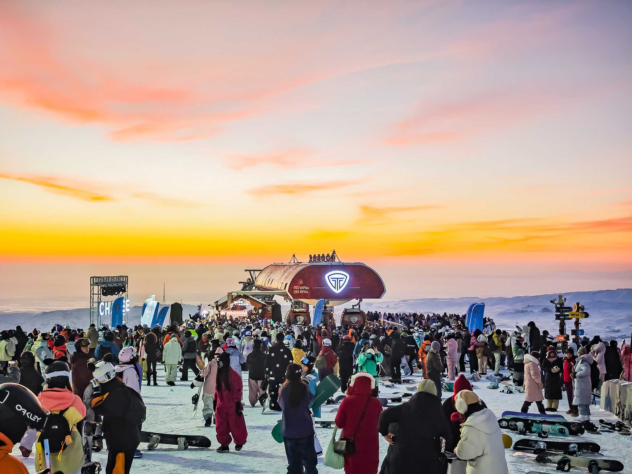 Une fête au coucher du soleil à la station de ski internationale de Jiangjunshan à Altay, Xinjiang, nord-ouest de la Chine, le 22 décembre 2025. /CFP