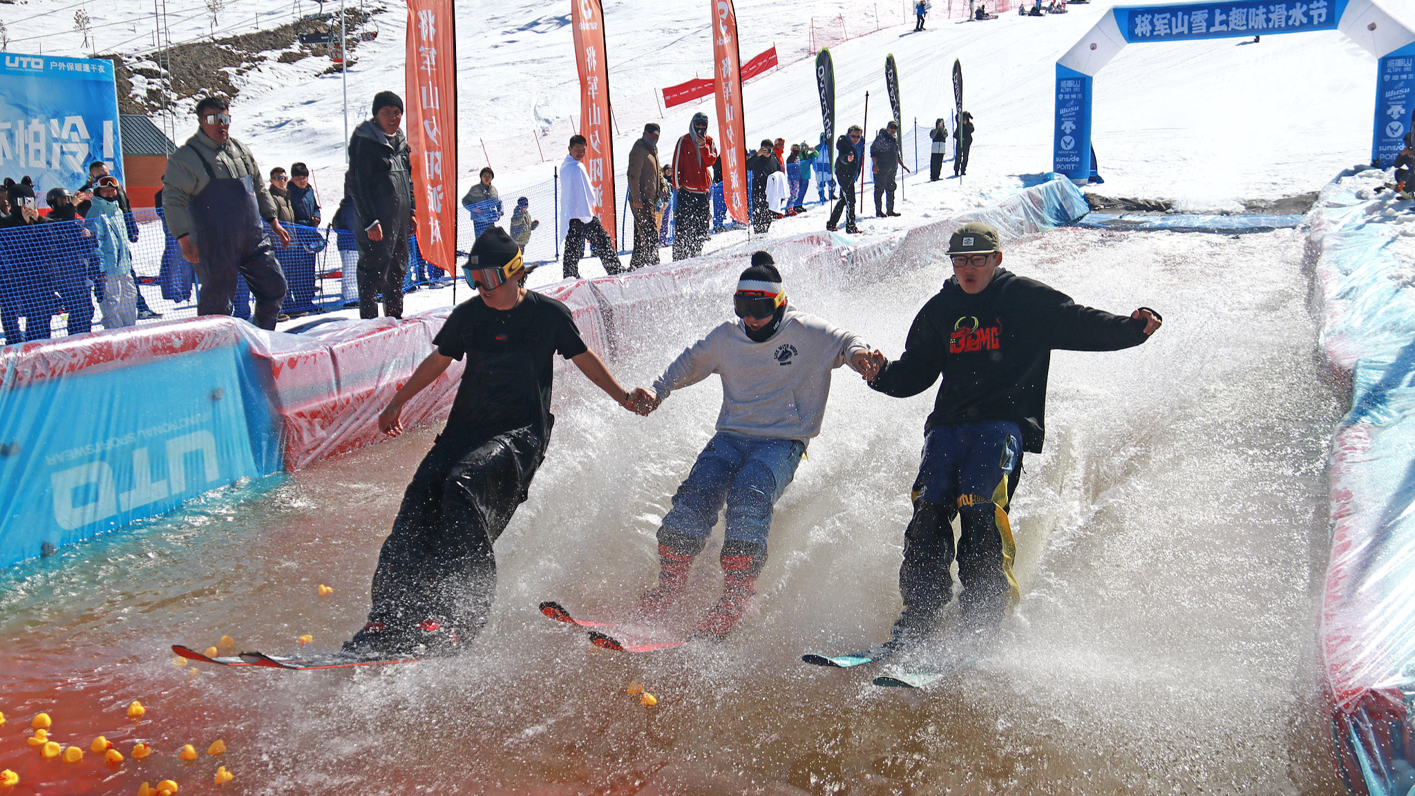 Un festival de ski nautique à la station de ski internationale de Jiangjunshan à Altay, dans la région autonome ouïgoure du Xinjiang, dans le nord-ouest de la Chine, le 29 mars 2025. /CFP