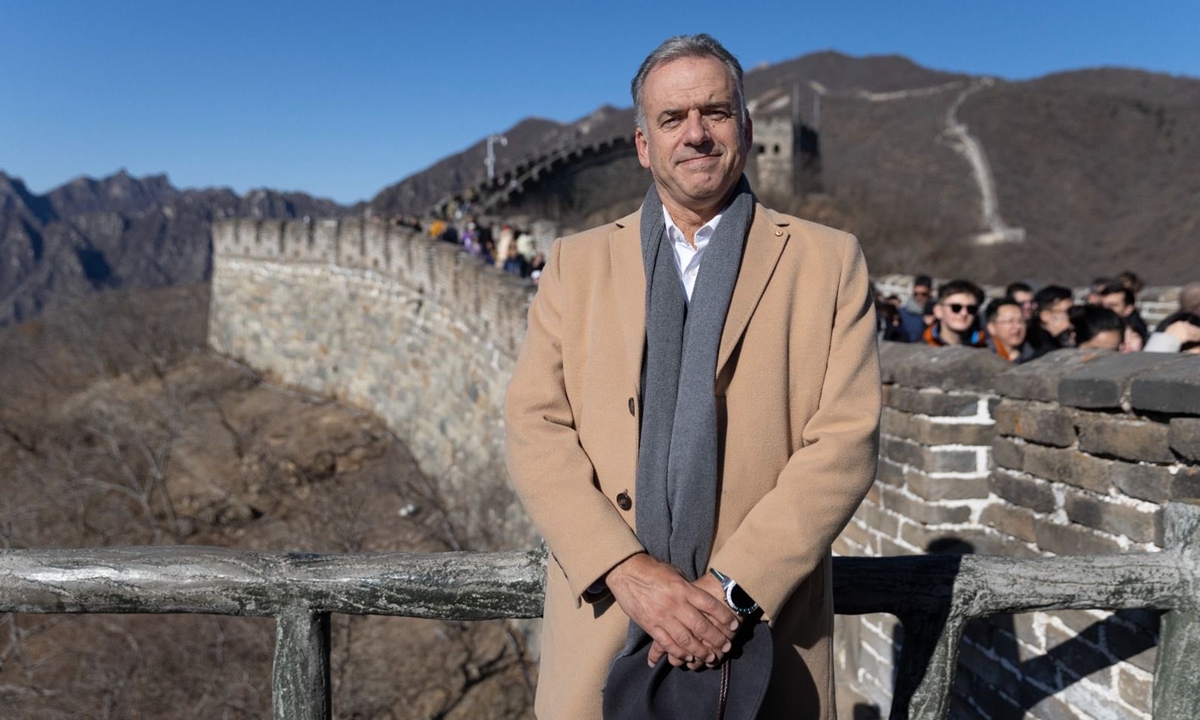 President of the Oriental Republic of Uruguay Yamandu Orsi posing for a photo with the Great Wall on February 2, 2026 in Beijing. Photo: official X account of the Uruguayan presidency