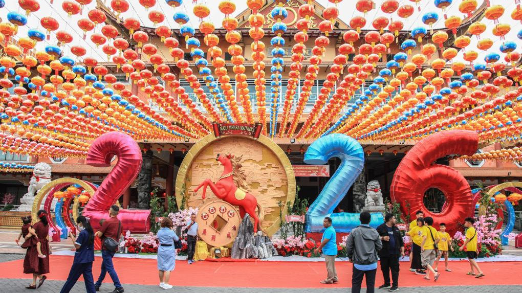 Des gens passent devant une installation célébrant le Nouvel An chinois à Medan, dans le nord de Sumatra, en Indonésie, le 17 février 2026. /Xinhua