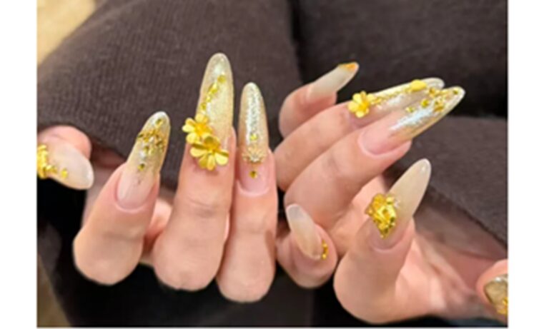 Les jeunes réutilisent de l'or inutilisé dans le nail art, déclenchant des réactions mitigées en ligne