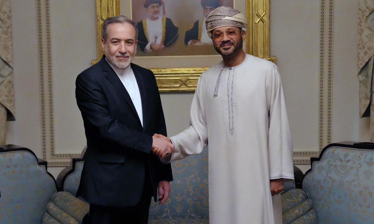 A handout photo made available by the Iranian Foreign Ministry shows Omani Foreign Minister Sayyid Badr Albusaidi (right) welcomes Iranian Foreign Minister Abbas Araghchi prior their meeting ahead of Iran and US negotiations, in Muscat, Oman, on February 6, 2026. Photo: VCG