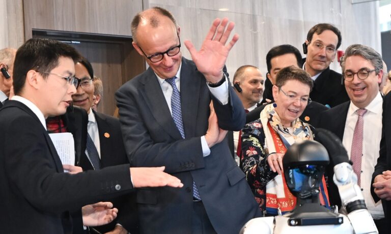 Merz termine sa visite en Chine avec une visite du Musée du Palais, un essai routier de Mercedes-Benz et des démonstrations de robots